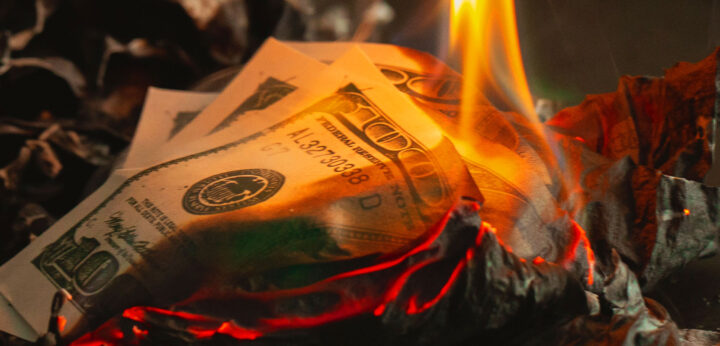 La bolletta del dollaro viene dato fuoco da una piccola candela